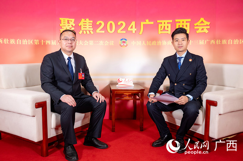 韋家甫代表（左）接受專訪。人民網(wǎng)記者 嚴(yán)立政攝