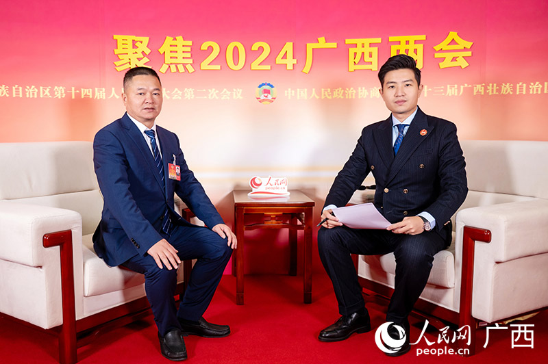 楊序勇委員（左）接受專訪。人民網(wǎng)記者 嚴(yán)立政攝