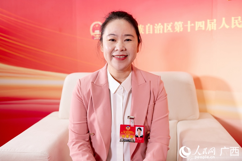 覃曼東委員接受專訪。人民網(wǎng)記者 嚴(yán)立政攝