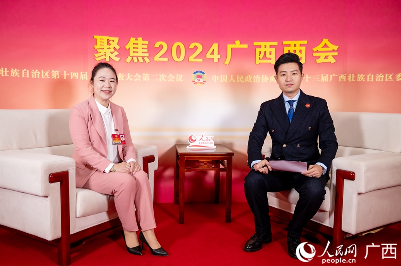 覃曼東委員（左）接受專訪。人民網(wǎng)記者 嚴(yán)立政攝