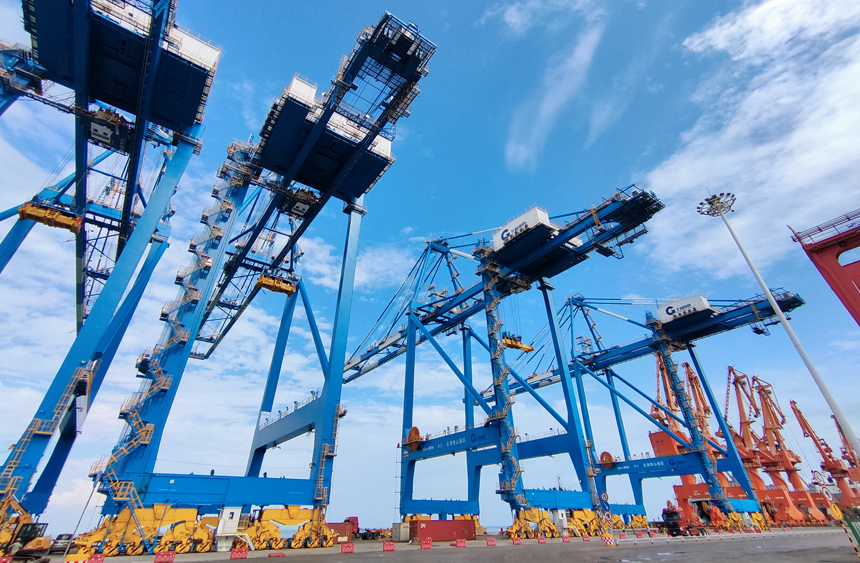 北海碼頭5號泊位的前沿岸橋。北海市商務(wù)局供圖