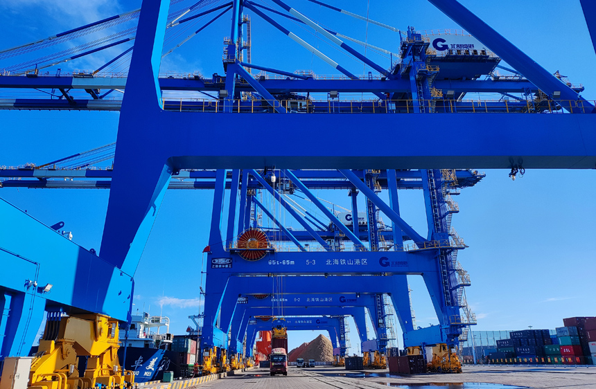 北海碼頭鐵山港作業(yè)區(qū)岸橋作業(yè)現(xiàn)場(chǎng)。北海市商務(wù)局供圖