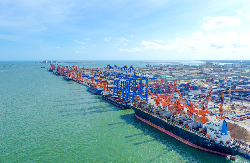 鐵山港泊位作業(yè)場景。北海市商務(wù)局供圖