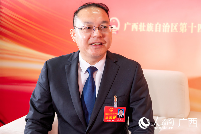 韋家甫代表接受專訪。人民網(wǎng)記者 嚴(yán)立政攝