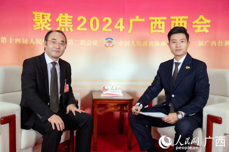 元昌安委員（左）接受專訪 。人民網(wǎng)記者 嚴(yán)立政攝