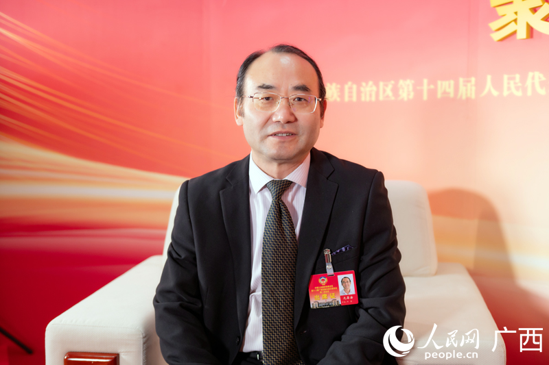 元昌安委員接受專訪。人民網(wǎng)記者 嚴(yán)立政攝