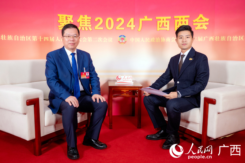 賀祖斌委員(左)接受專訪。人民網(wǎng)記者 嚴(yán)立政攝