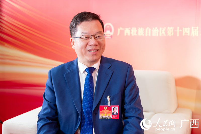 賀祖斌委員接受專訪。人民網(wǎng)記者 嚴(yán)立政攝