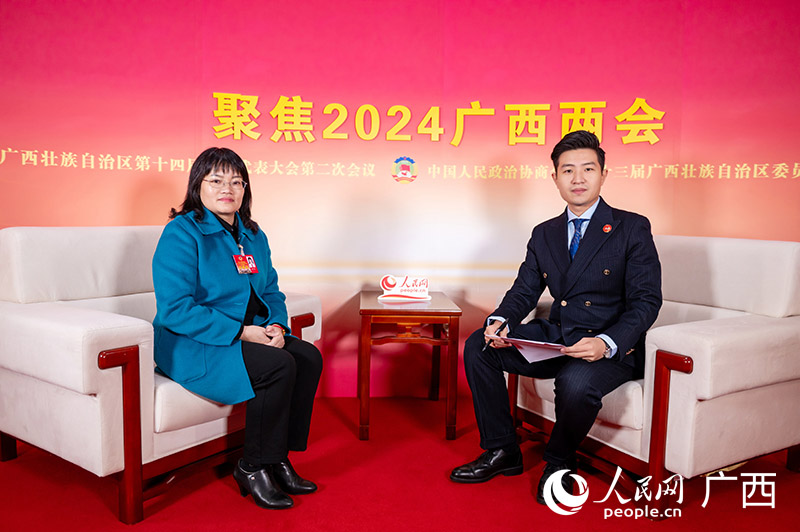 林群英委員(左)接受專訪。人民網(wǎng)記者 嚴(yán)立政攝