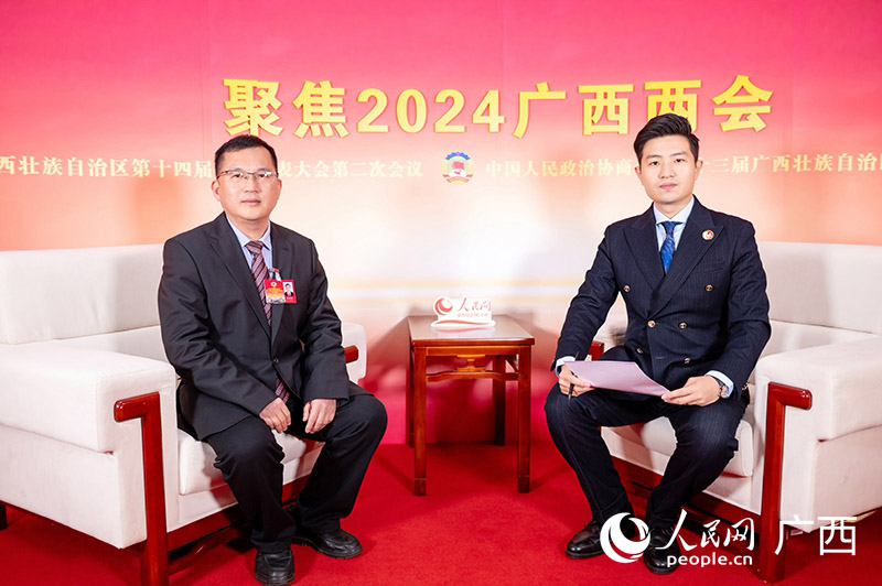 黃再波委員（左）接受專訪。人民網(wǎng)記者 嚴(yán)立政攝