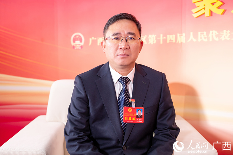 鄧忠耀代表接受專訪。人民網(wǎng)記者 嚴(yán)立政攝