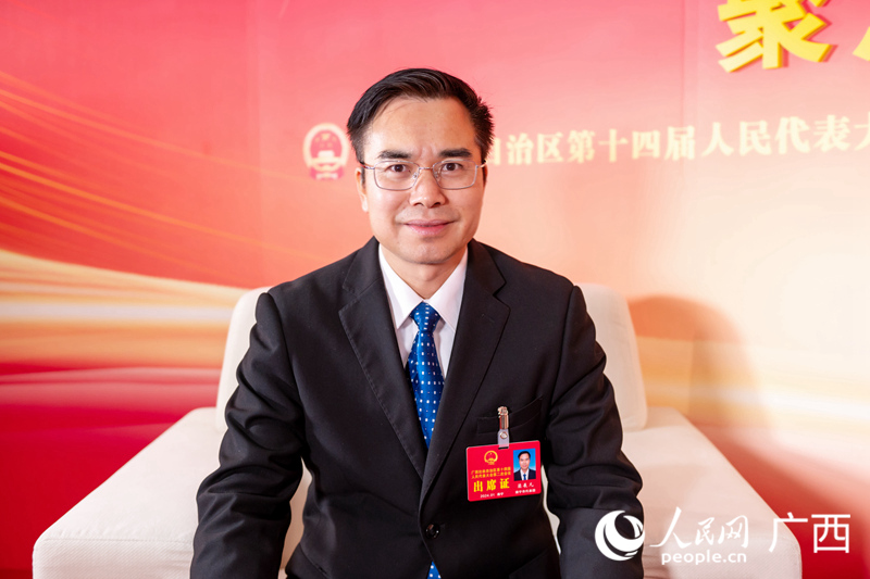 梁展凡代表接受專訪。人民網(wǎng)記者 嚴(yán)立政攝