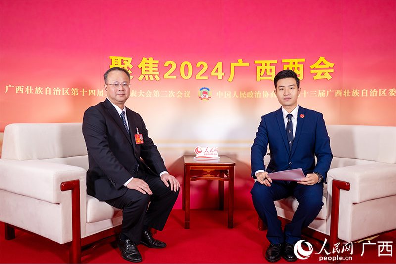 林海波代表（左）接受專訪。人民網(wǎng)記者 嚴(yán)立政攝