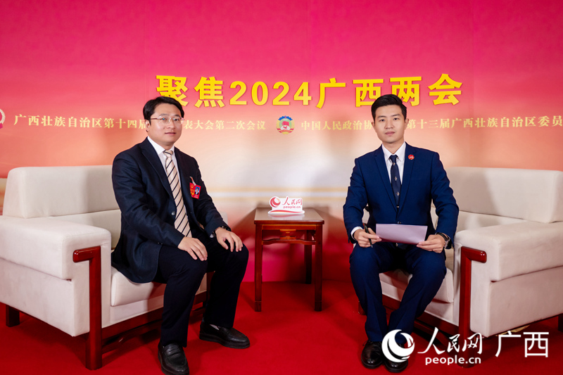 代表（左）接受專訪。人民網(wǎng)記者 嚴(yán)立政攝