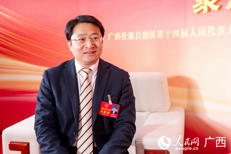 代表接受專訪。人民網(wǎng)記者 嚴(yán)立政攝