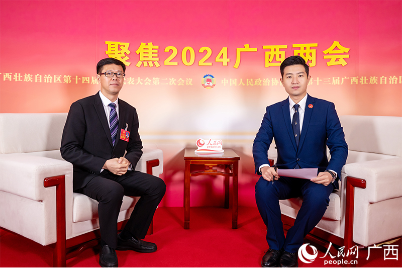 歐樹和代表（左）接受專訪。人民網(wǎng)記者 嚴(yán)立政攝