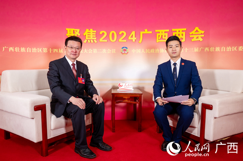 代表（左）接受專訪。人民網(wǎng)記者 嚴(yán)立政攝