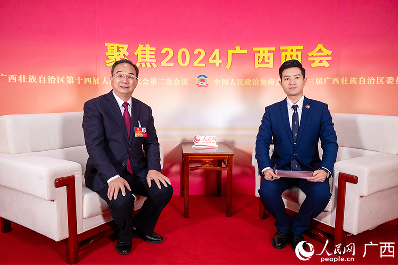 李云昌委員（左）接受專訪。人民網(wǎng)記者 嚴(yán)立政攝