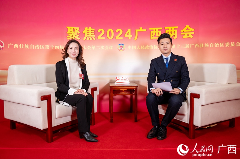 韋茜委員（左）接受專訪。人民網(wǎng)記者 嚴(yán)立政攝