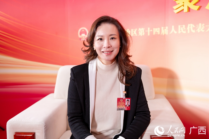 韋茜委員接受專訪。人民網(wǎng)記者 嚴(yán)立政攝