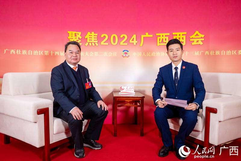 代表（左）接受專訪。人民網(wǎng)記者 嚴立政攝