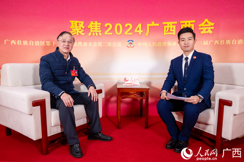 黃幼巖代表（左）接受專訪。人民網(wǎng)記者 嚴(yán)立政攝