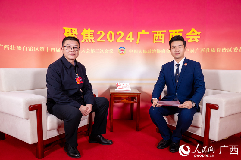 孔斌代表（左）接受專訪。人民網(wǎng)記者 嚴(yán)立政攝