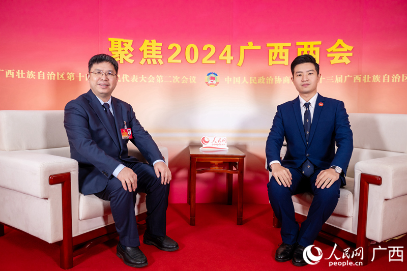  龐軍委員（左）接受專訪。人民網(wǎng)記者 嚴(yán)立政攝