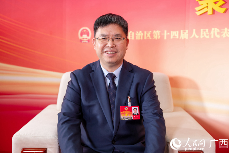 龐軍委員接受專訪。人民網(wǎng)記者 嚴(yán)立政攝