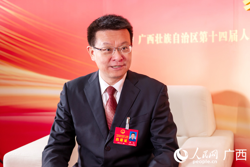 胡帆代表接受專訪。人民網(wǎng)記者 嚴(yán)立政攝