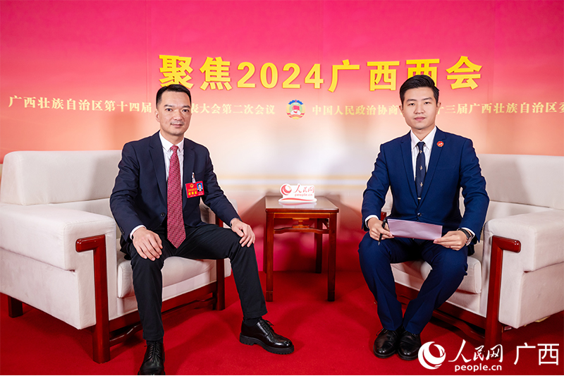 王永堅(jiān)代表（左）接受專訪。人民網(wǎng)記者 嚴(yán)立政攝