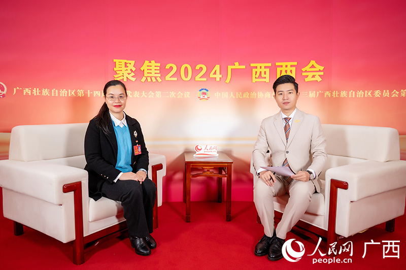 鐘鶯代表（左）接受專訪。人民網(wǎng)記者 嚴(yán)立政攝