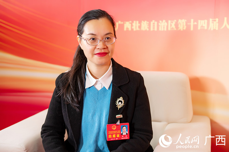 鐘鶯代表（左）接受專訪。人民網(wǎng)記者 嚴(yán)立政攝