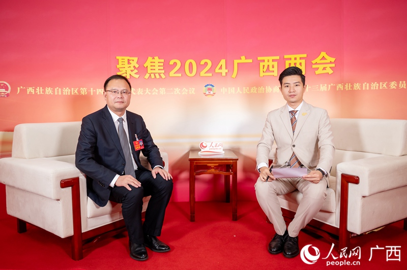 黃俊代表（左）接受專訪。人民網(wǎng)記者 覃心攝