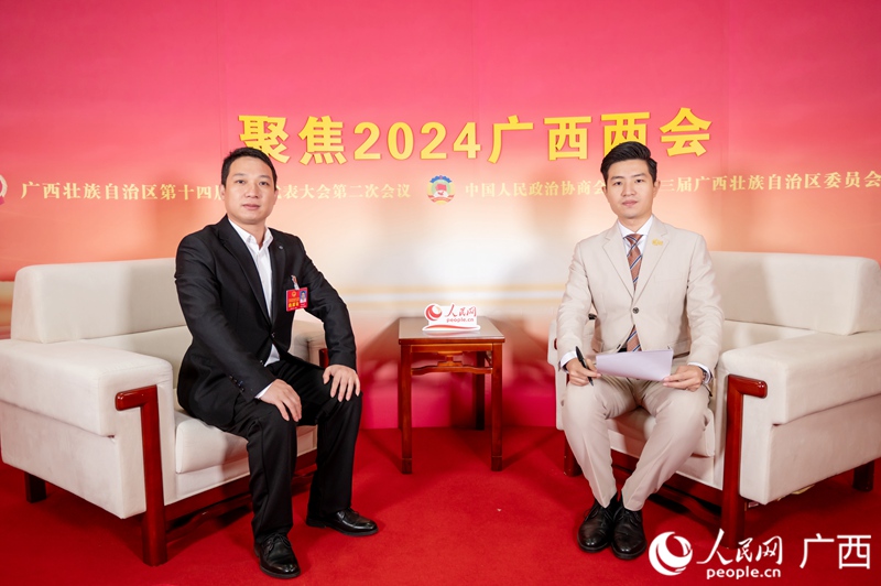 李海樺代表（左）接受專訪。人民網(wǎng)記者 嚴立政攝