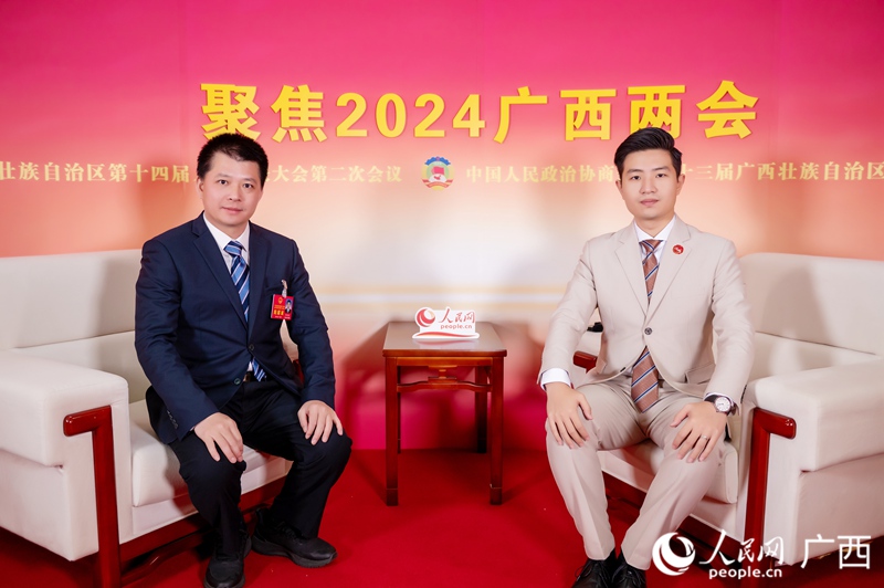 肖利富代表（左）接受專訪。人民網(wǎng)記者 嚴立政攝