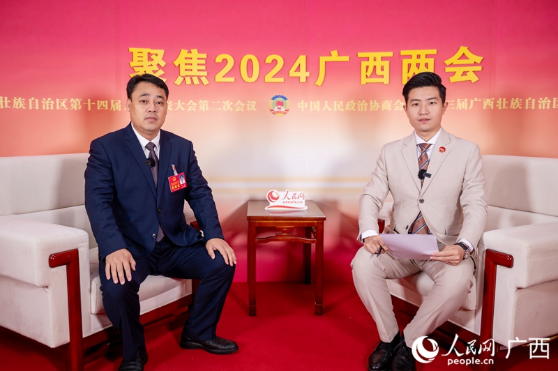 周誠代表（左）接受專訪。人民網(wǎng)記者 嚴立政攝