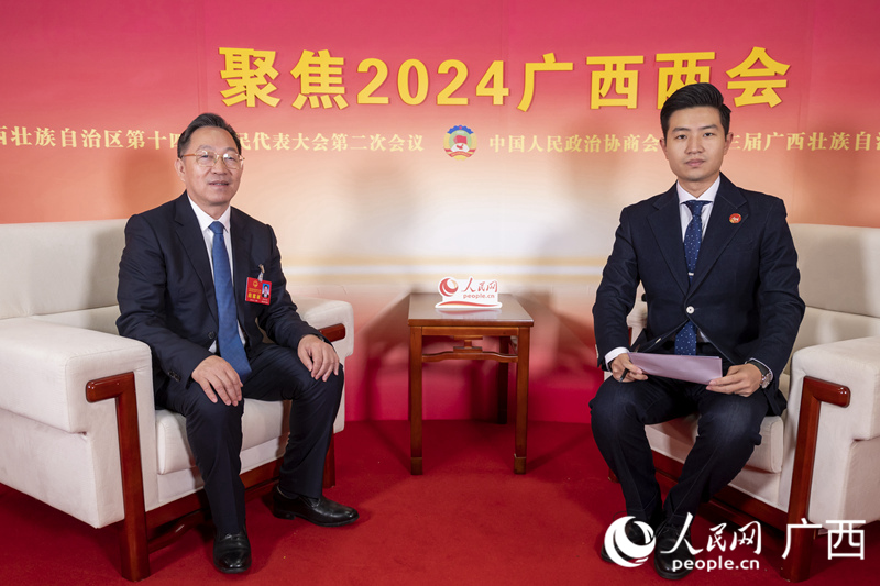 李振品代表（左）接受專訪。人民網(wǎng)記者 嚴(yán)立政攝