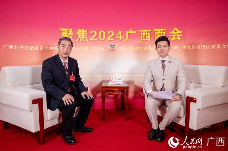 閆九球代表（左）接受專訪。人民網(wǎng)記者 嚴(yán)立政攝