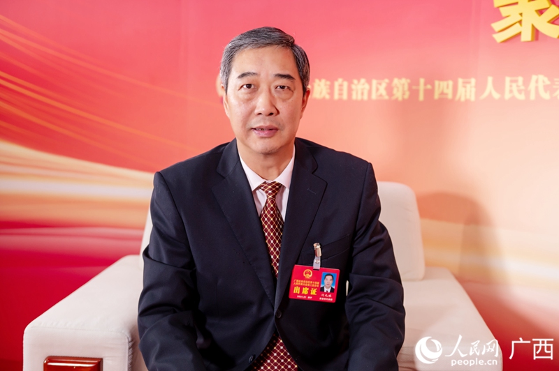 閆九球代表接受專訪。人民網(wǎng)記者 嚴(yán)立政攝