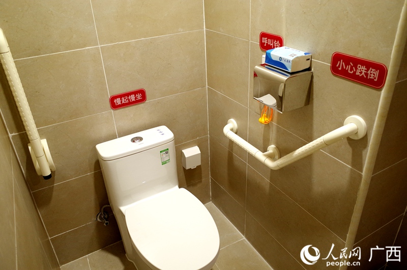 設(shè)施設(shè)備適老化。人民網(wǎng)記者 覃心攝