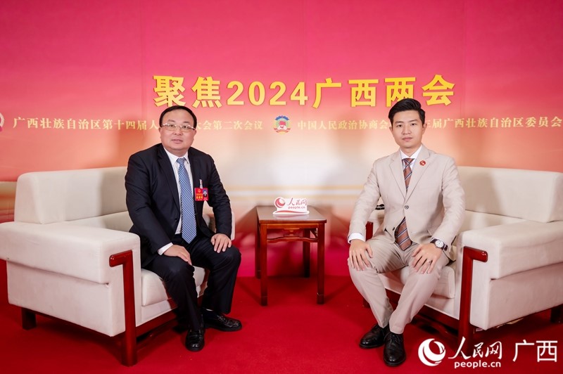 唐標文代表（左）接受專訪。人民網(wǎng)記者 嚴立政攝