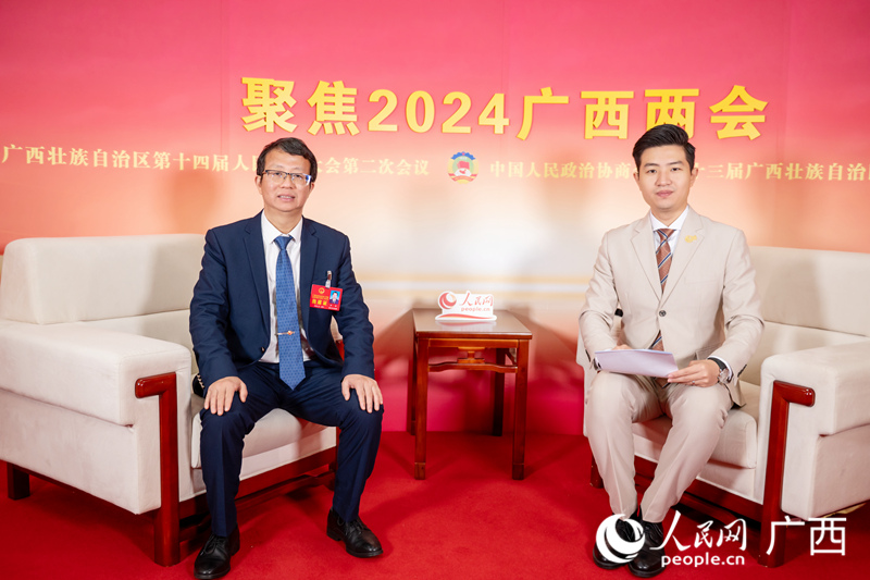 尹平代表（左）接受專訪。人民網(wǎng)記者 嚴立政攝