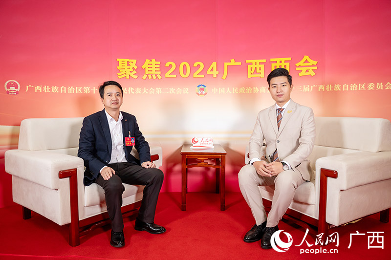 張海兵代表接受專訪。人民網(wǎng)記者 嚴(yán)立政攝