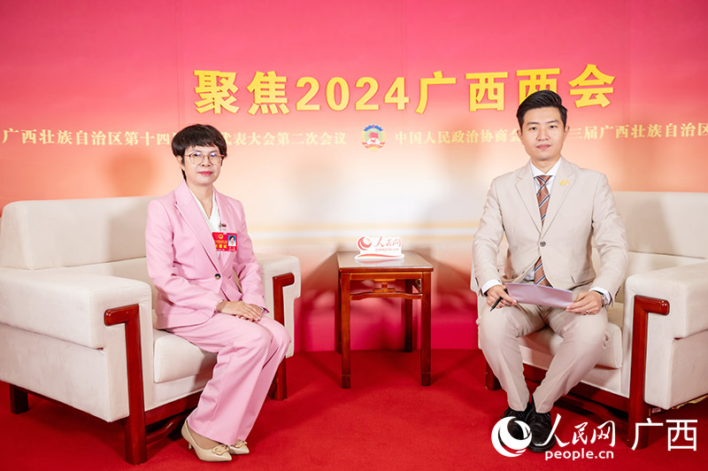 覃穎代表（左）接受專(zhuān)訪。人民網(wǎng)記者 嚴(yán)立政攝