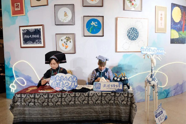 藍茜(左一)現(xiàn)場展示