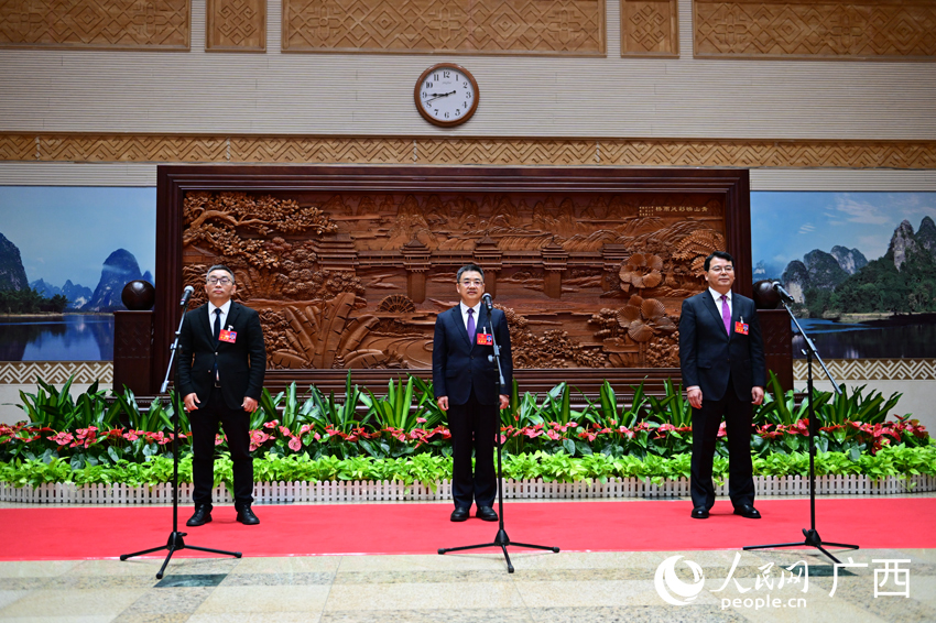 “代表通道”集體采訪活動。 人民網 雷琦竣攝