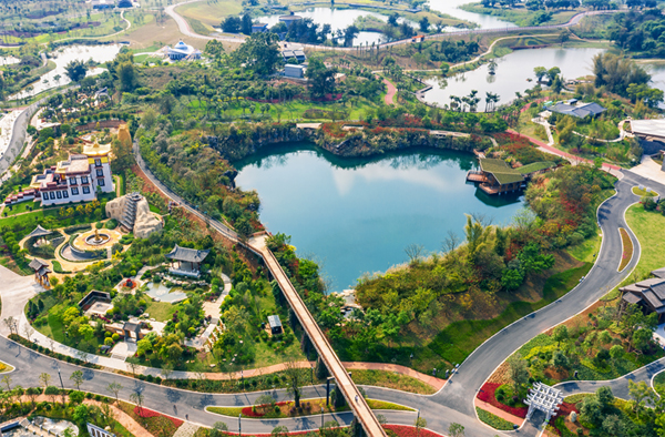 南寧園博園廢棄礦山生態(tài)修復(fù)讓遺棄礦坑“重獲新生”，圖為修復(fù)后的落霞池及周邊。