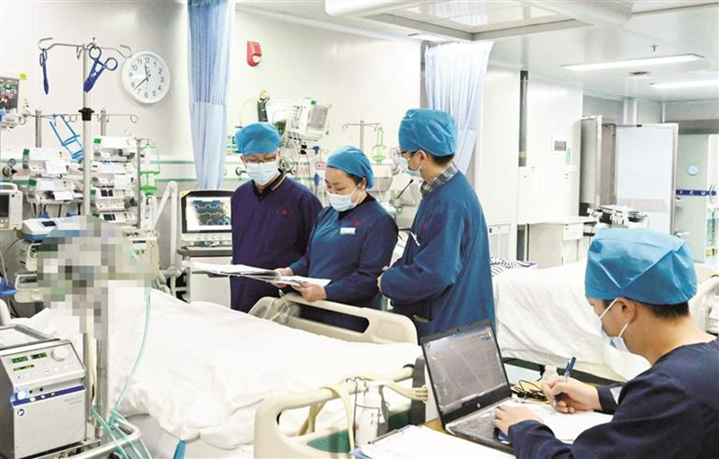 柳州市人民醫(yī)院重癥醫(yī)學(xué)科團(tuán)隊(duì)正在一起工作。柳州市人民醫(yī)院供圖