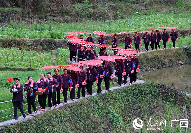 侗寨迎親。人民網(wǎng) 付華周攝